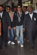 Shahrukh Khan arrives from Unesco Dusseldorf event in Airport, Mumbai on 21st Nov 2011 (8).JPG